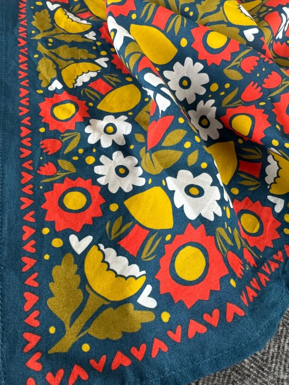 NWT, HANKER BANDANA IN DARLING, COLORFUL FLORAL PRINT!